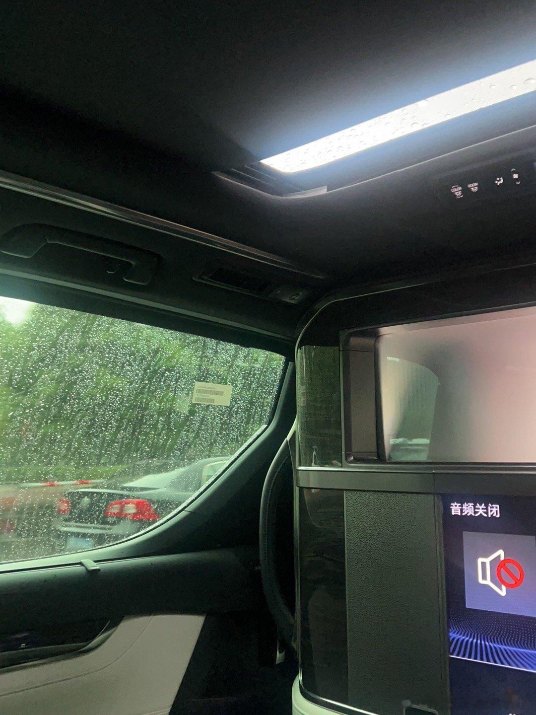 早起参加会议 今天是正装look ​​​