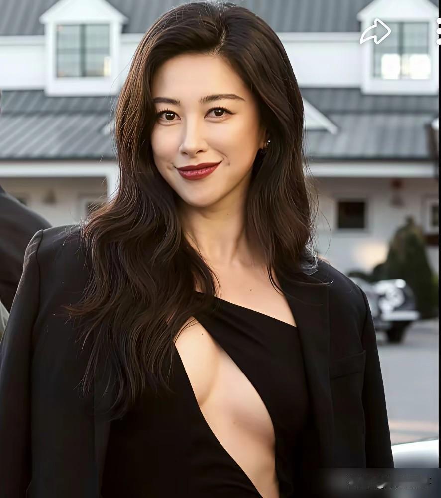 最近在看朱珠演的电视剧蜜语纪
感觉猪猪真的很适合演职场精英
骨子里的气质和优雅也