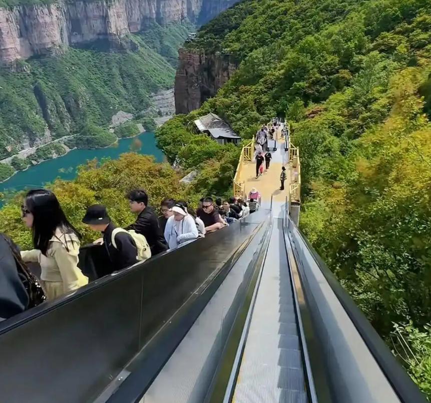 河南宝泉景区建起近 30 部扶梯，让游客实现无痛爬山，一经上线迅速刷屏网络，引发