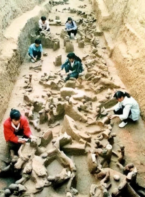许多人以为殉葬就是把活人推进地宫，在封闭后哭喊等死，事实上为了生存，殉葬的人可能