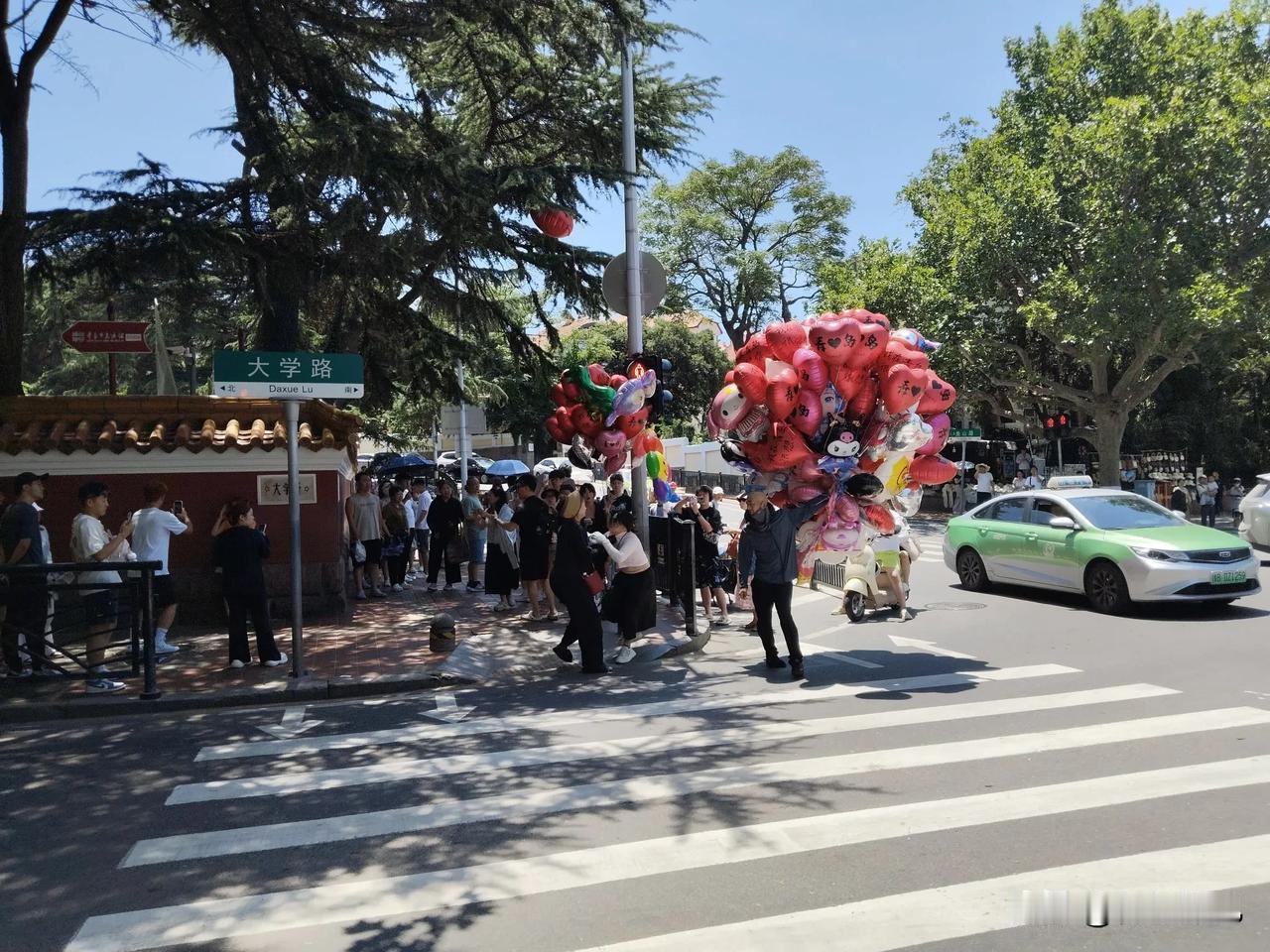 不就是卖点气球吗？
真不至于大打出手
还是在网红墙客流很大的地方
好在，最后没有