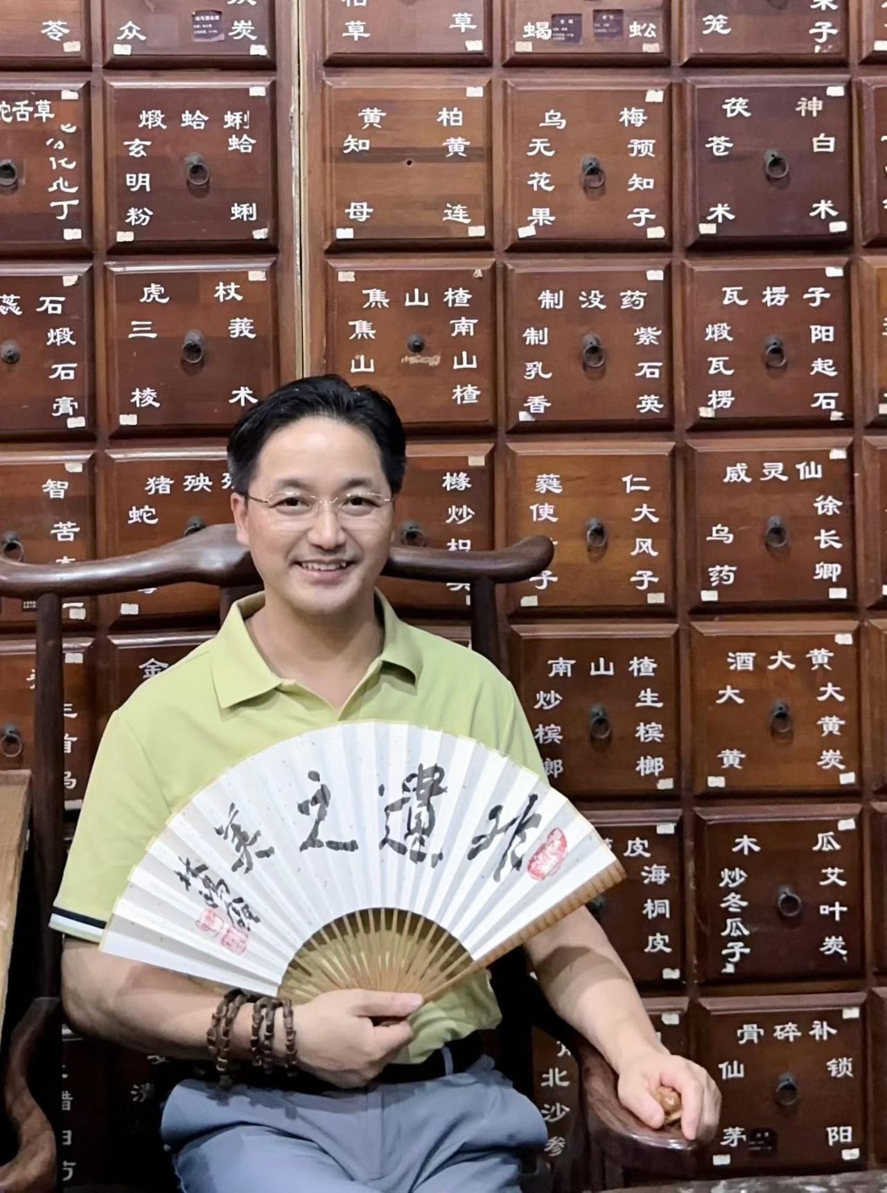 百师园。参观林鸿鑫大师打造的“盆景世界”，广东非遗荟萃四方民俗与精工技艺，承载广