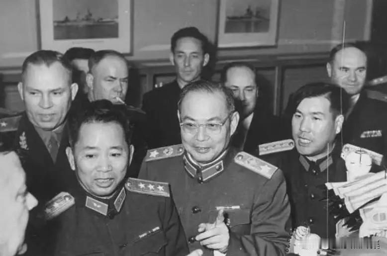 1957年11月，为纪念苏联十月革命40周年，中国派出了多个代表团访问苏联，是建