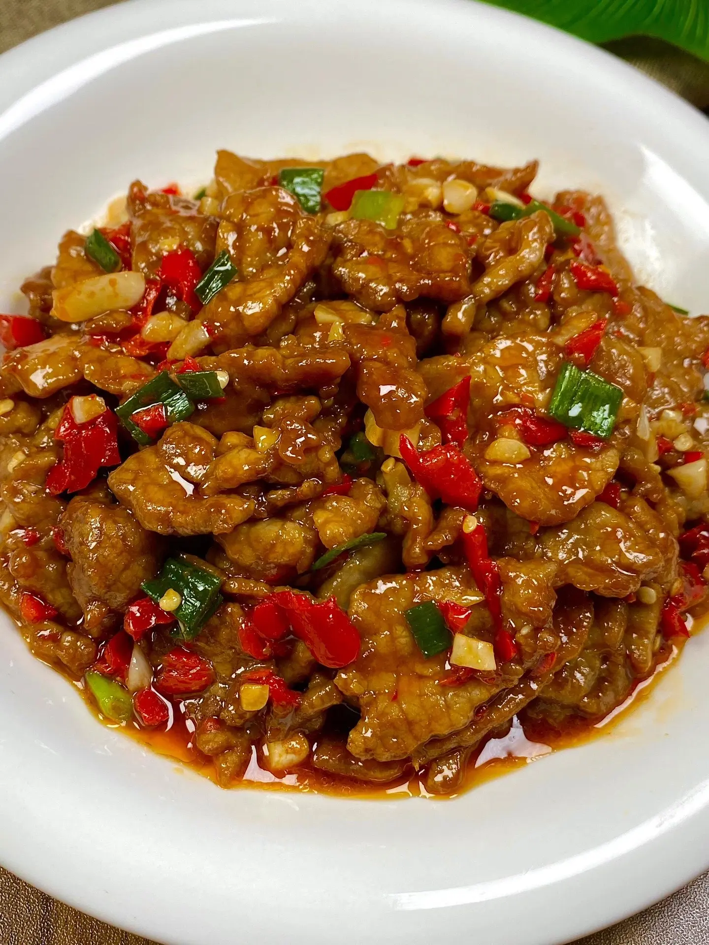 刚要来的配方，没想到这么好吃。这道香辣剁椒牛肉巨好吃香辣下饭，牛肉炒得嫩嫩的
搭配辣椒碎一起炒香得嘞！！
拌米饭嘎嘎好吃 大家快试试呦～
食材：牛肉、辣椒、蒜末、葱
腌制，牛肉切片加1勺生抽十少许黑胡椒十半勺
老抽 十1勺淀粉抓匀后十1勺油抓匀腌制15分钟