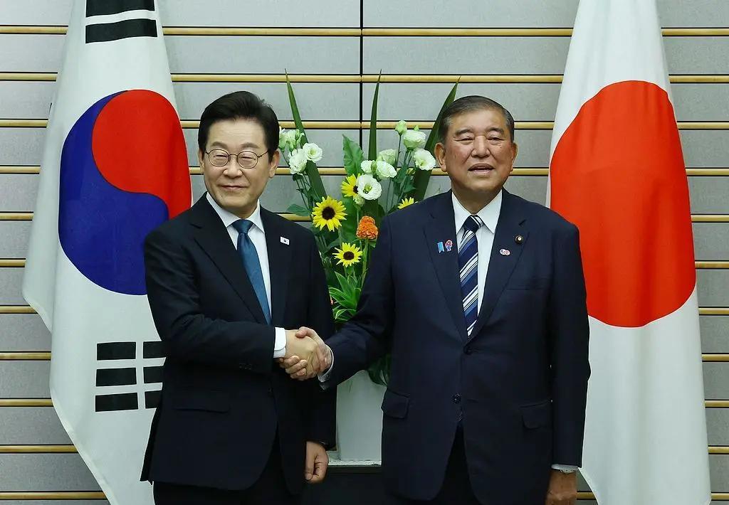 你的身材很好，平时是怎么保养的？她主动地说。

我每天跑跑步。他淡淡地回答。
