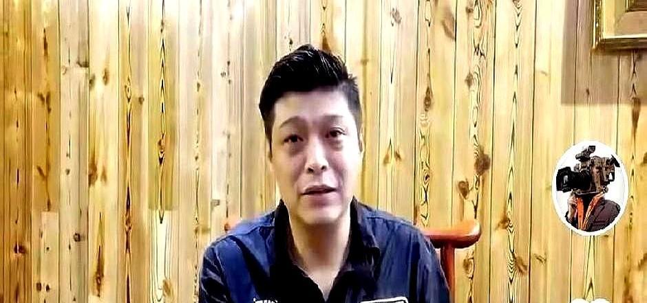 曹云金没删师父，也没靠骂人翻红。
他和刘云天，俩人蹲在直播间，说的不是过去，是打