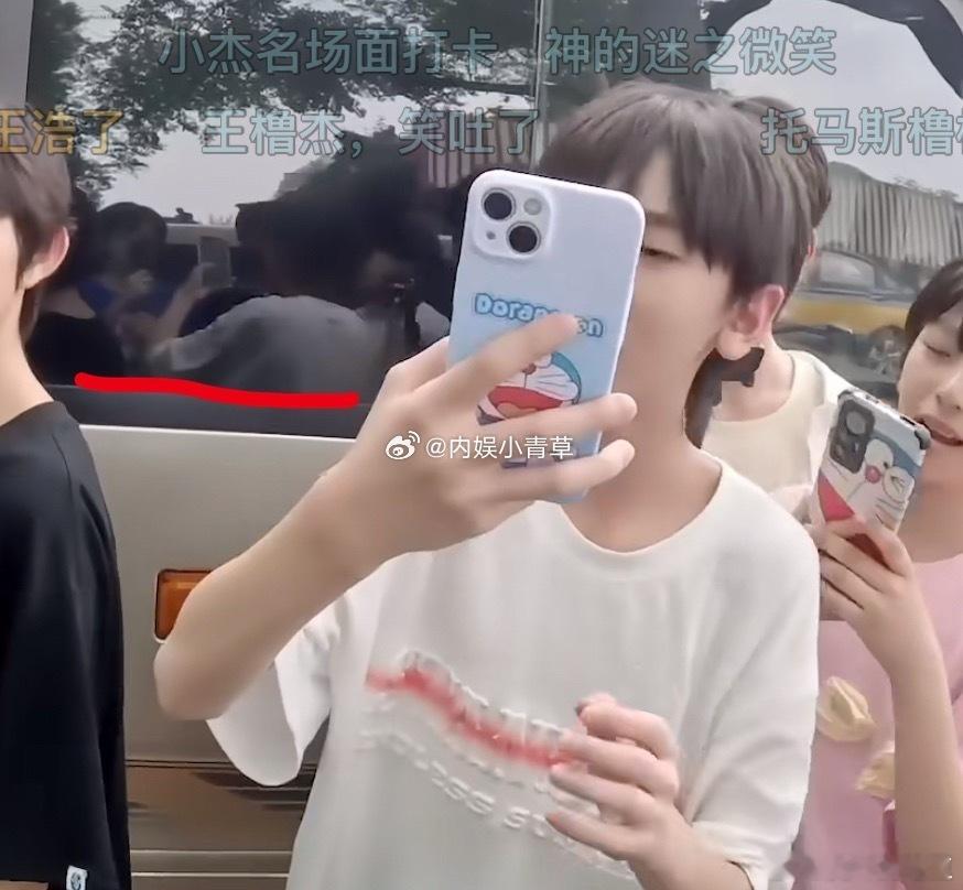 tg 王橹杰这张神图按当时的站位来看 应该是左奇函拍的并且存在左奇函的手机里