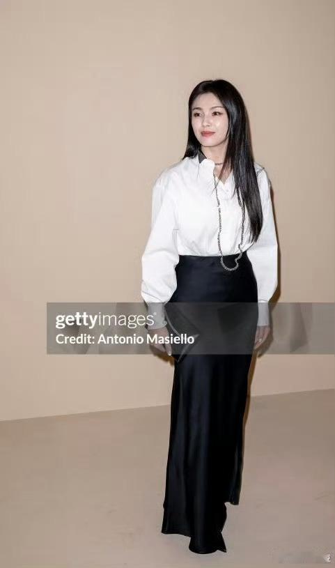 刘涛扛住了G社镜头刘涛现身纪录片全球首映，G社镜头里的她美到让人移不开眼。黑长直