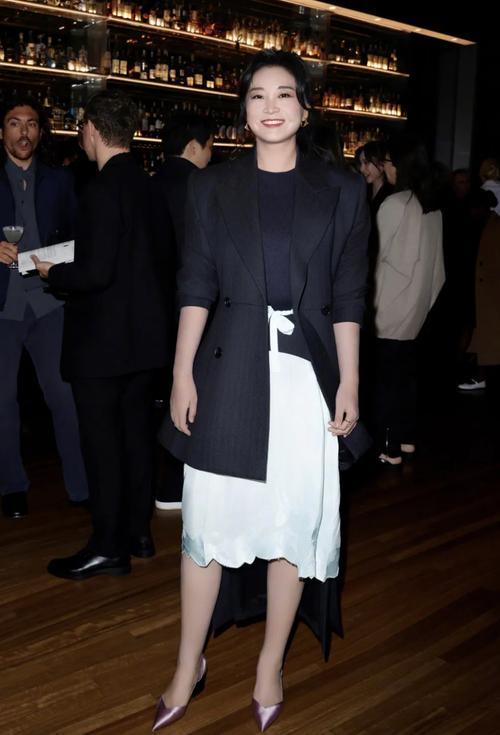 2026年1月，贾玲以Prada代言人身份亮相米兰男装周，灰色大衣搭配牛仔裤的简