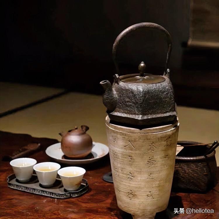 《茶道赋·汉赋体》
若夫茶道之妙，在乎光阴之长养也。青瓷为器，沸水为媒，叶浮沉而