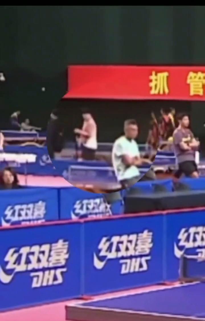 别再笑那个戴粉色围巾边走边啃玉米的男人了。
你看到的土味，是他领先你三年的生存智