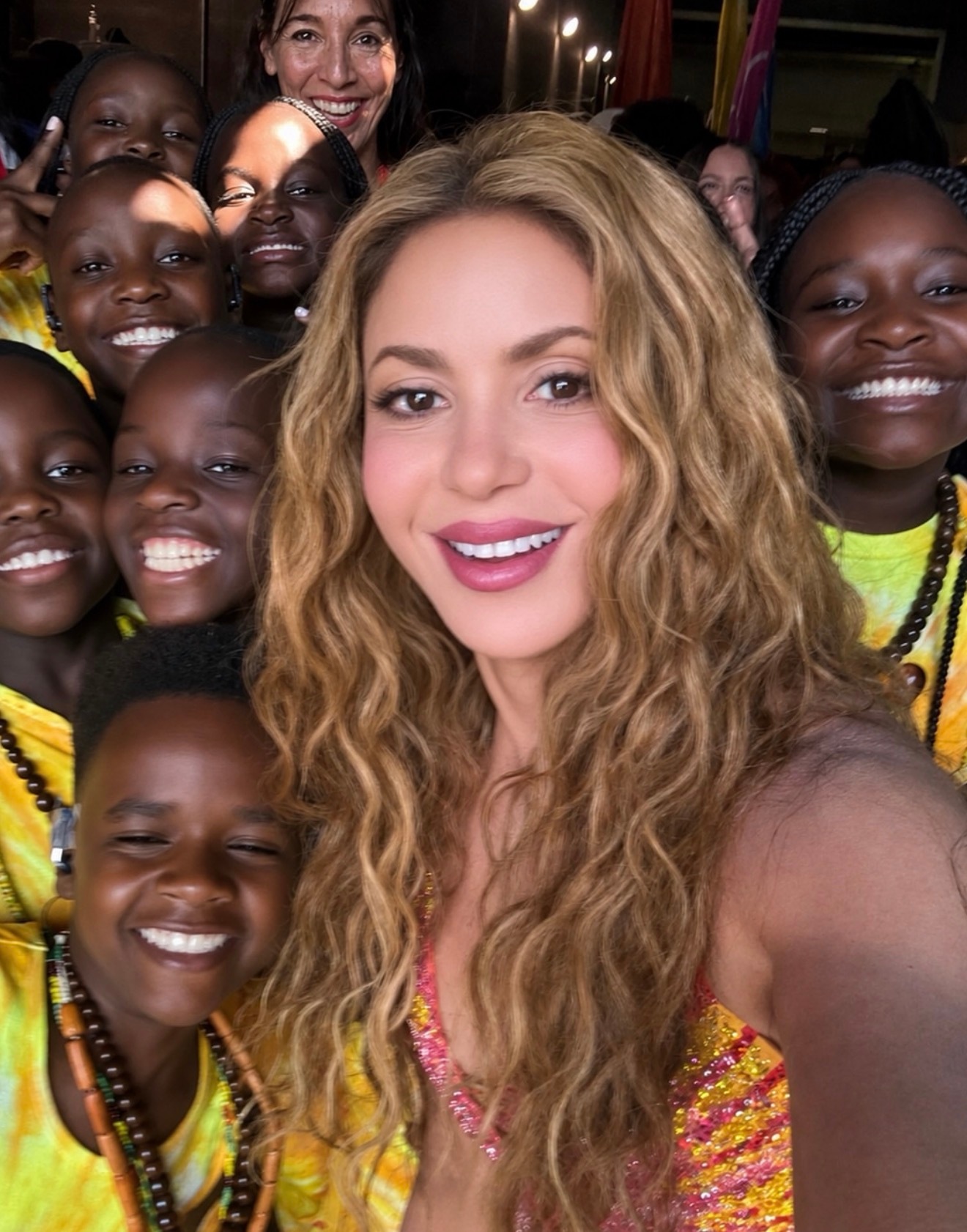 Shakira 更新世界杯后台与诸多名人的合影，包括：Beyonce & Jay
