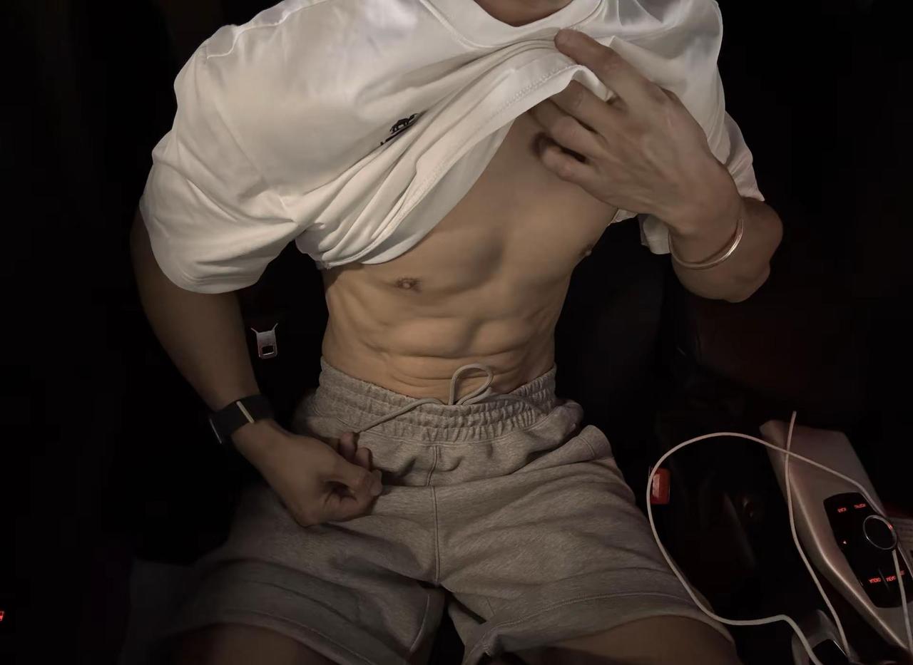 车里的数据线太乱了 腹肌撩起衣服就是腹肌 撩开衣服就是腹肌 腹肌控禁欲系 腹肌杀