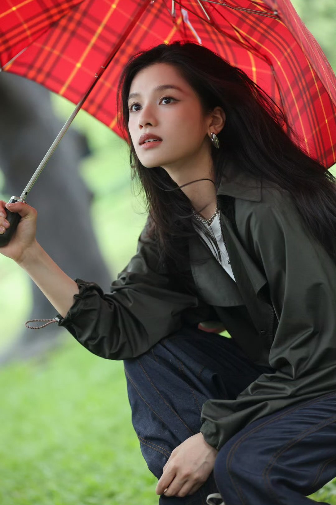 张婧仪撑红伞张婧仪夏日午后张婧仪撑红伞，好美啊。 ​​​