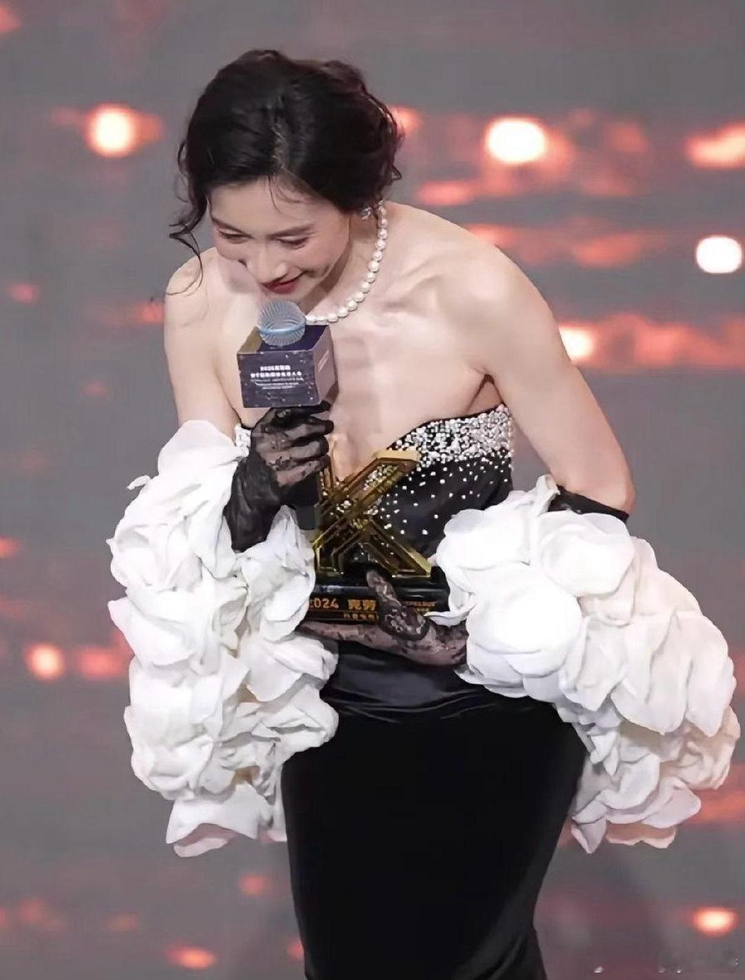 我怀疑，有钱人也担心掉下来的！温峥嵘的造型师这波要扣钱吧！ 