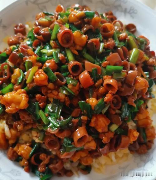 山东烟台有哪些美食和特产？
 一、必吃美食
1. 海肠捞饭：脆嫩海肠配韭菜肉末，