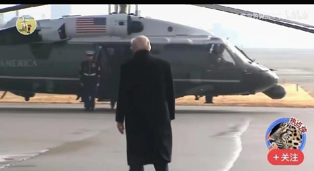 特朗普1月21日抵达瑞士，现场既无迎接仪式，也不见红地毯的踪影。他默默步行登上 