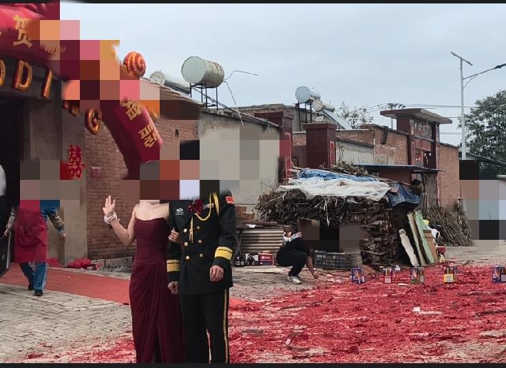 天参加了一场婚礼，10分钟就结束了。
真的，就10分钟。12点08分开始，新人走