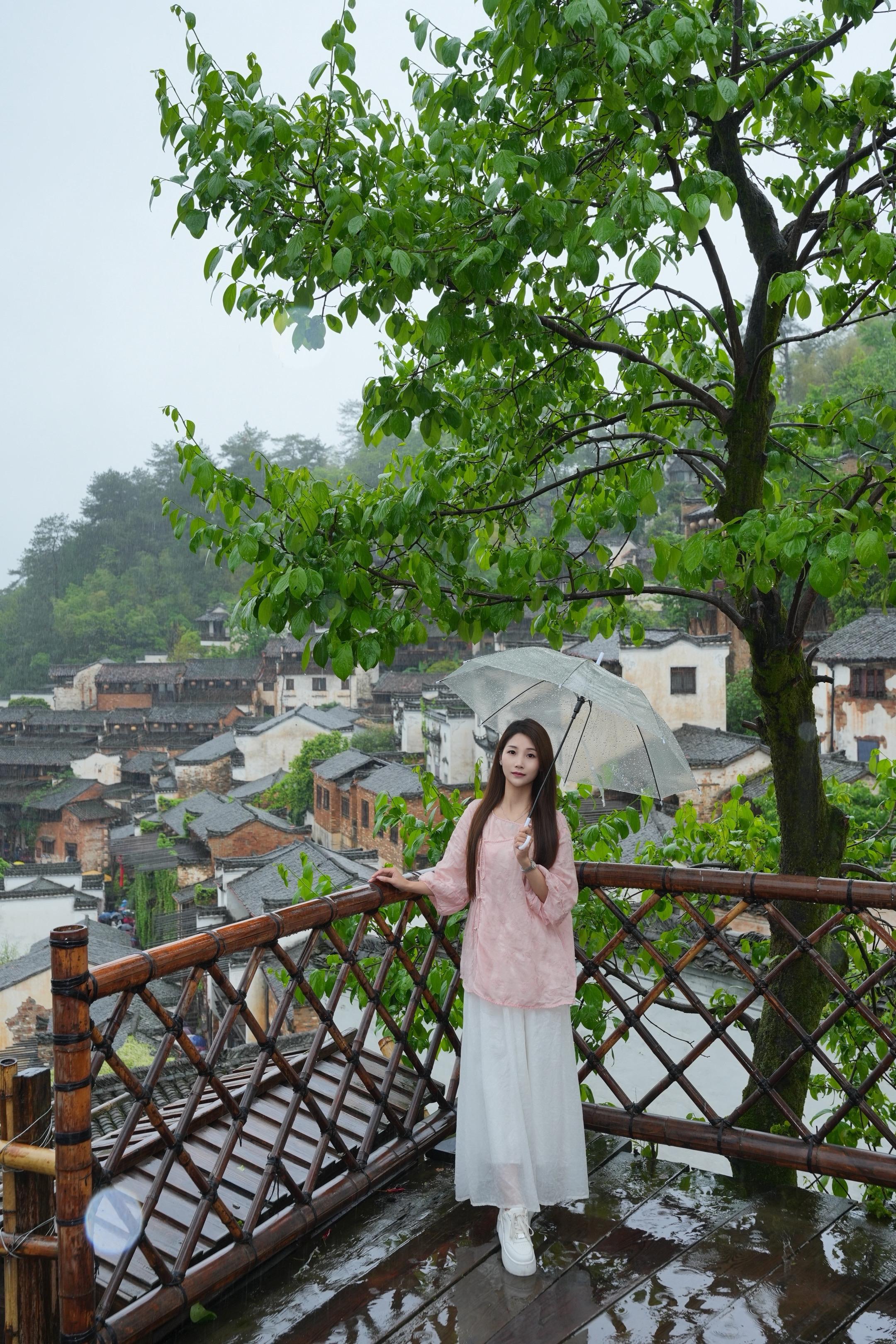 📍婺源｜篁岭 一座半山腰的古村落🏡 都说晒秋晒秋，但是下雨天的篁岭...