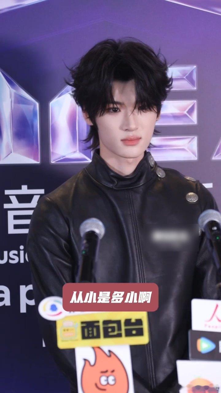 张峻豪张峻豪新歌采样祖师爷的歌张峻豪从小听TFBOYS的歌 张峻豪就这样淡定的说