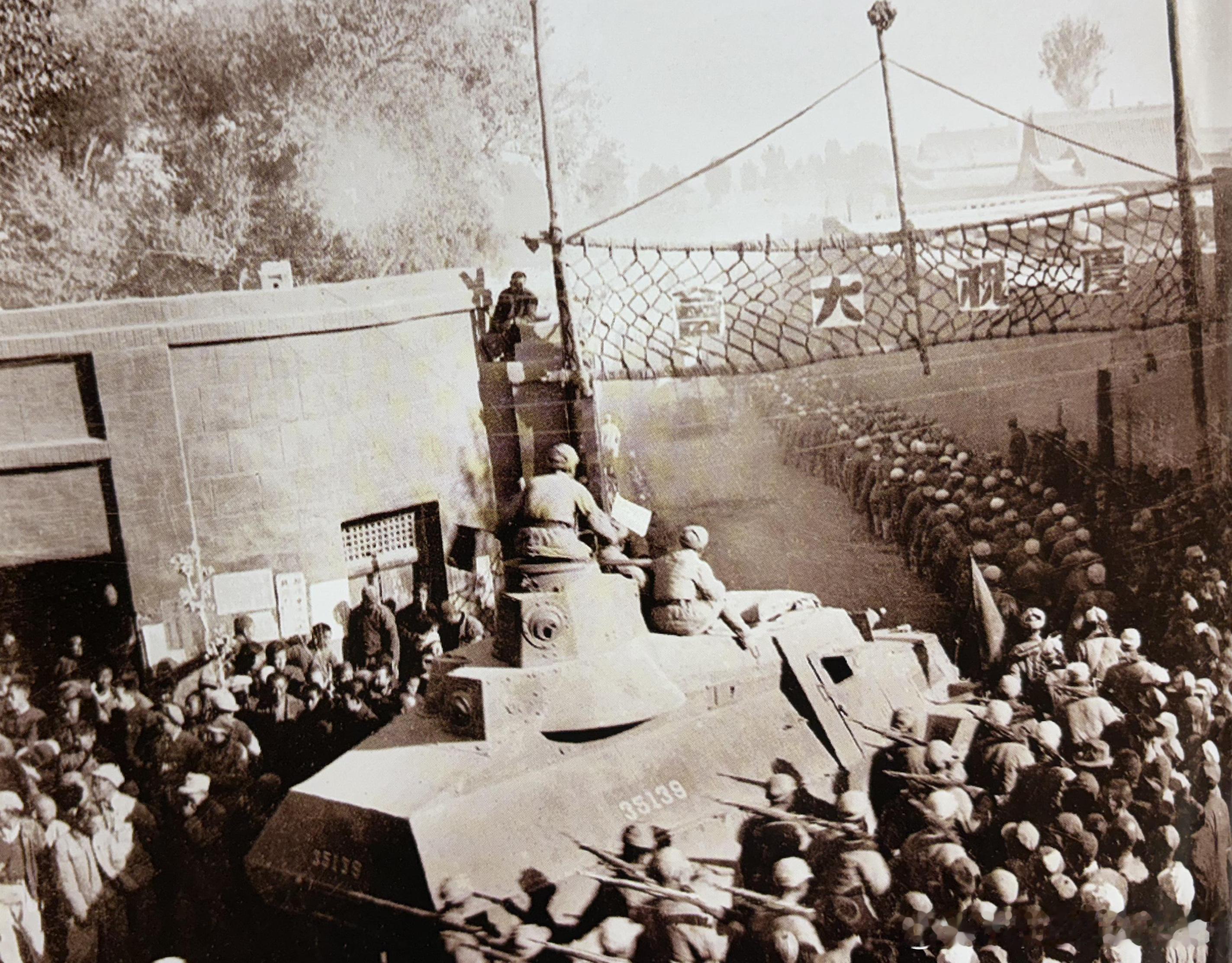 1949年10月1日解放酒泉的部队集会，热烈庆祝中华人民共和国成立，这是装甲部队