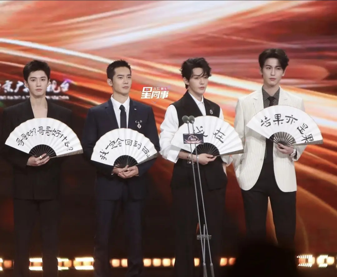 张凌赫陈哲远将军造型对比 当年这张陈哲远于适邓为张凌赫同框身高对比 