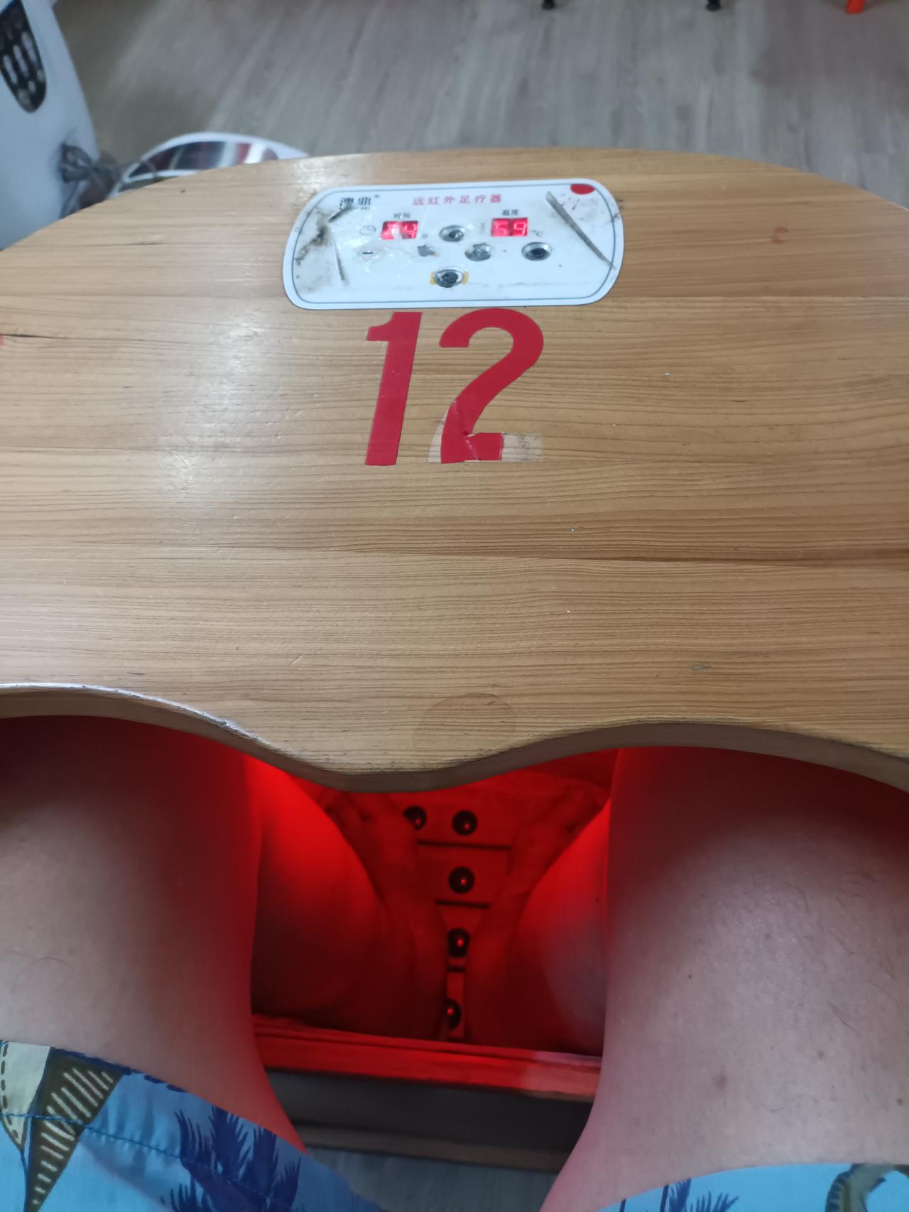 图中是小编自己在一澳鼎保健中心内，双脚放进大桶内，行30分热敷之过程，作用可促进