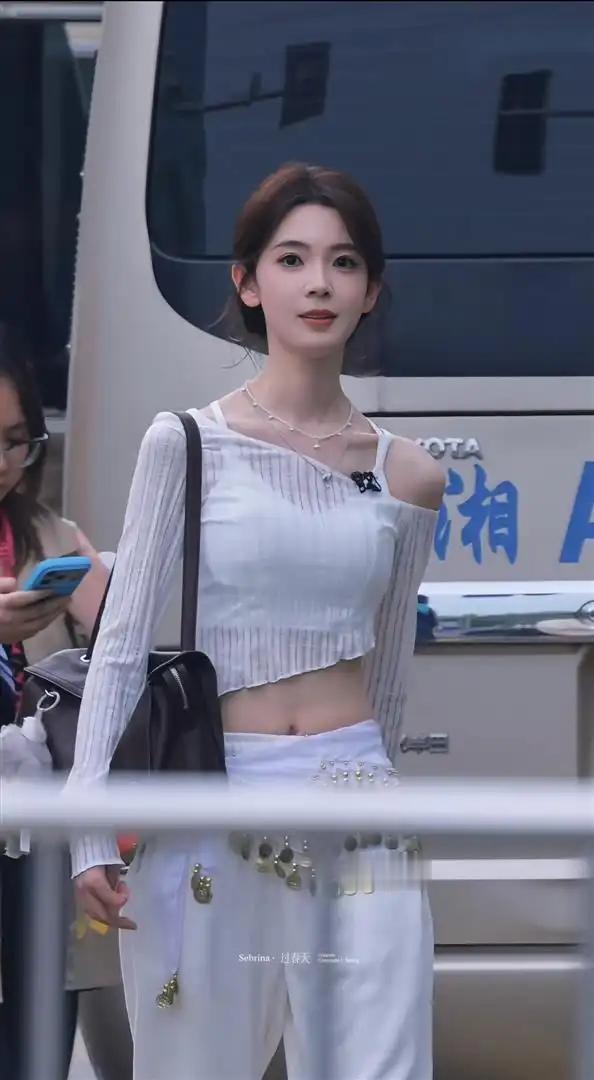 无滤镜直出超能打！陈瑶穿短款露脐装上班，五官精致身材绝了 