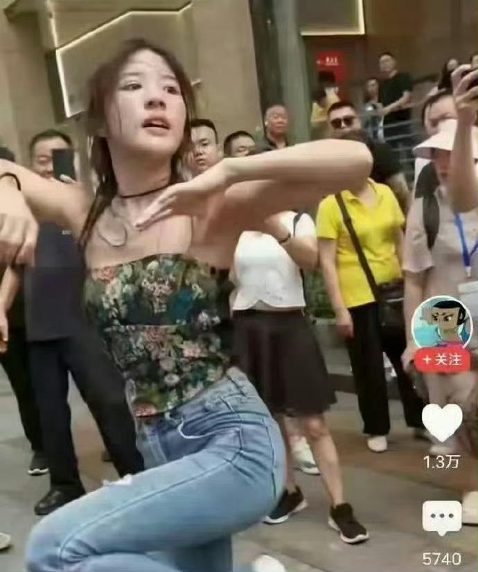 她眼里已经没有光，一脸疲态 ，一直看不到希望，一天跳10个小时，谁也遭不住 ​​