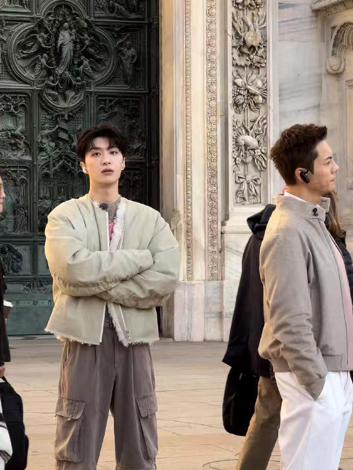 范丞丞好明媚的笑容范丞丞米兰录制现在就出发路透 范丞丞好明媚的笑容，范丞丞米兰录