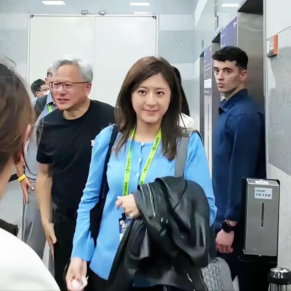 高管可以频繁更替，
黄仁勋身边这位贴身女助理却稳稳长留，
谁都能看出她在老板心里
