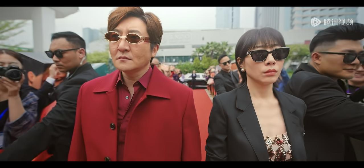 《迷墙》当余鸣有了3000万以后………

文一彤躺在钱堆里睡了一个晚上，还是不敢