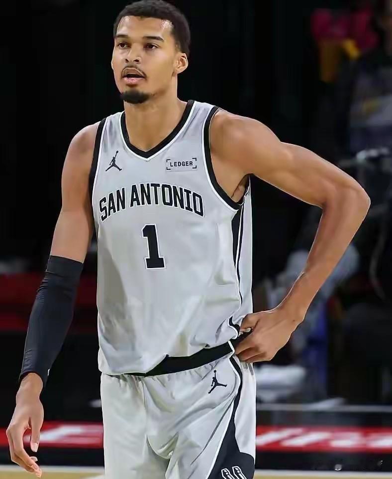 打个锤子！马刺124-113不敌尼克斯，看看球员正负值与数据，谁才是输球的最大祸