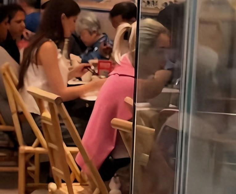 网友美国尔湾偶遇何洁刁磊，携孩子餐厅吃面。
 
前有何洁哭穷养不起孩子，后有韩栋