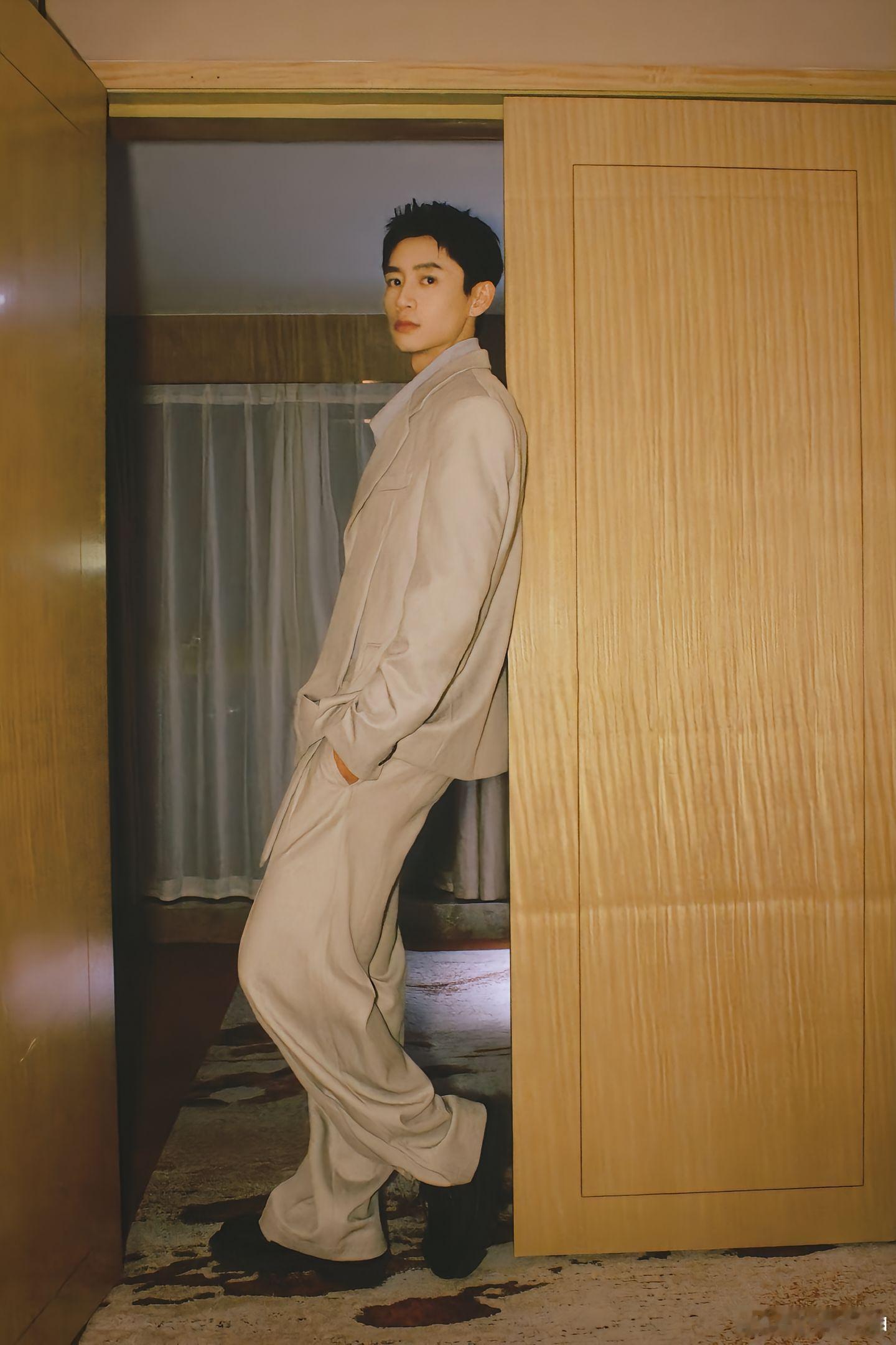 从快男舞台上唱着《少年游》的清爽少年，到《大侦探》里与鸥姐演绎“成全”的深情魏高