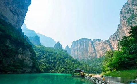 【通天峡】通天峡是一个以流瀑、峡谷深潭、奇花异草为主要内容的纯生态型自然风景区，