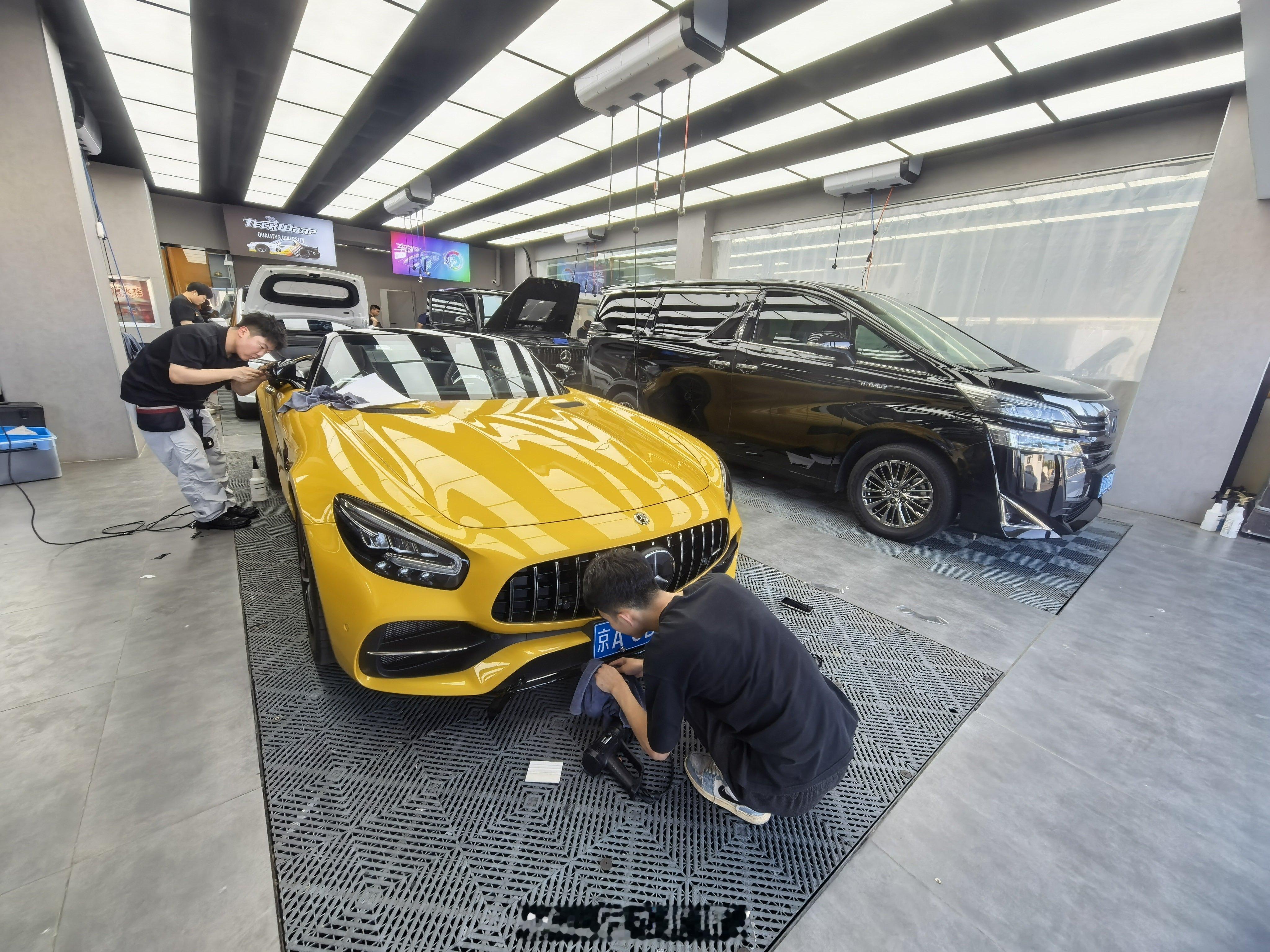 夏天到了，敞篷的季节来了，来4S店蹭个午饭顺便给AMG GTC查个故障码，一查中