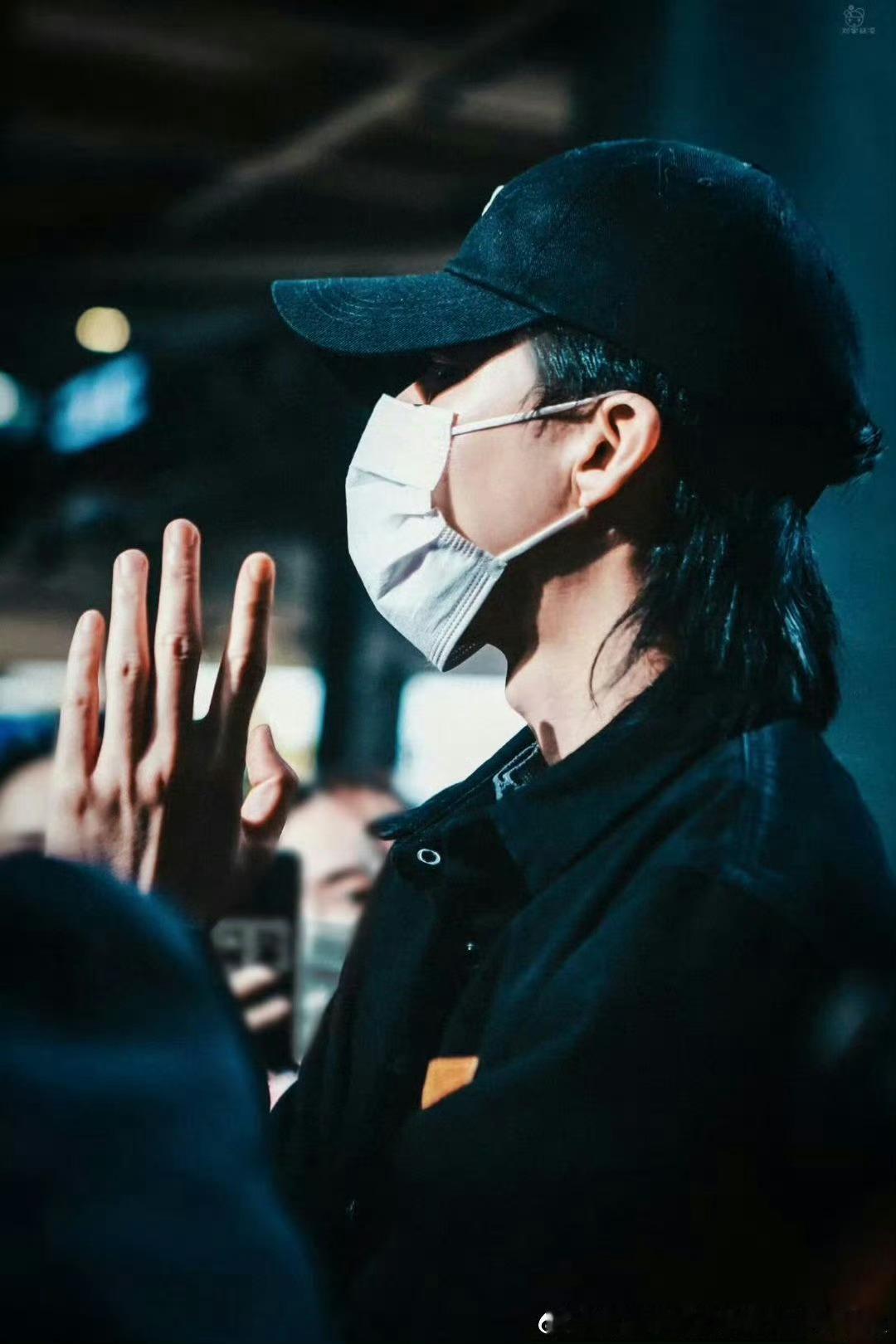 摩登兄弟[超话] 刘宇宁喉结[流鼻血][流鼻血][流鼻血][流鼻血]​​​