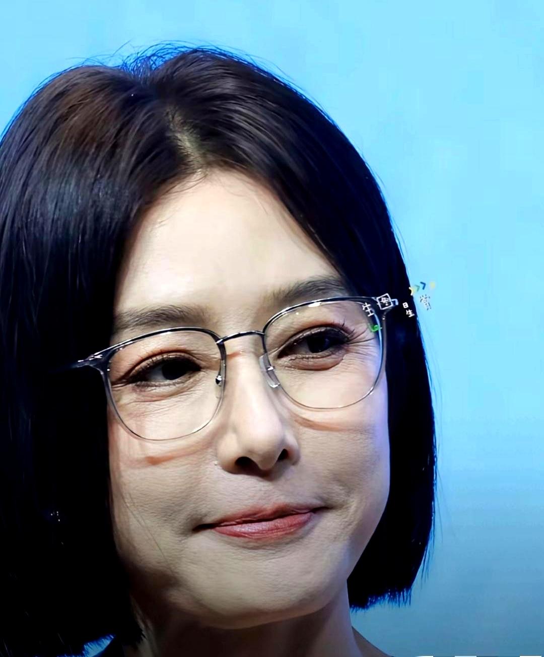 46岁秦岚最新高清怼脸照刷屏！
 

皮肤松了、眼袋深了，网友却狂刷“真能打”。