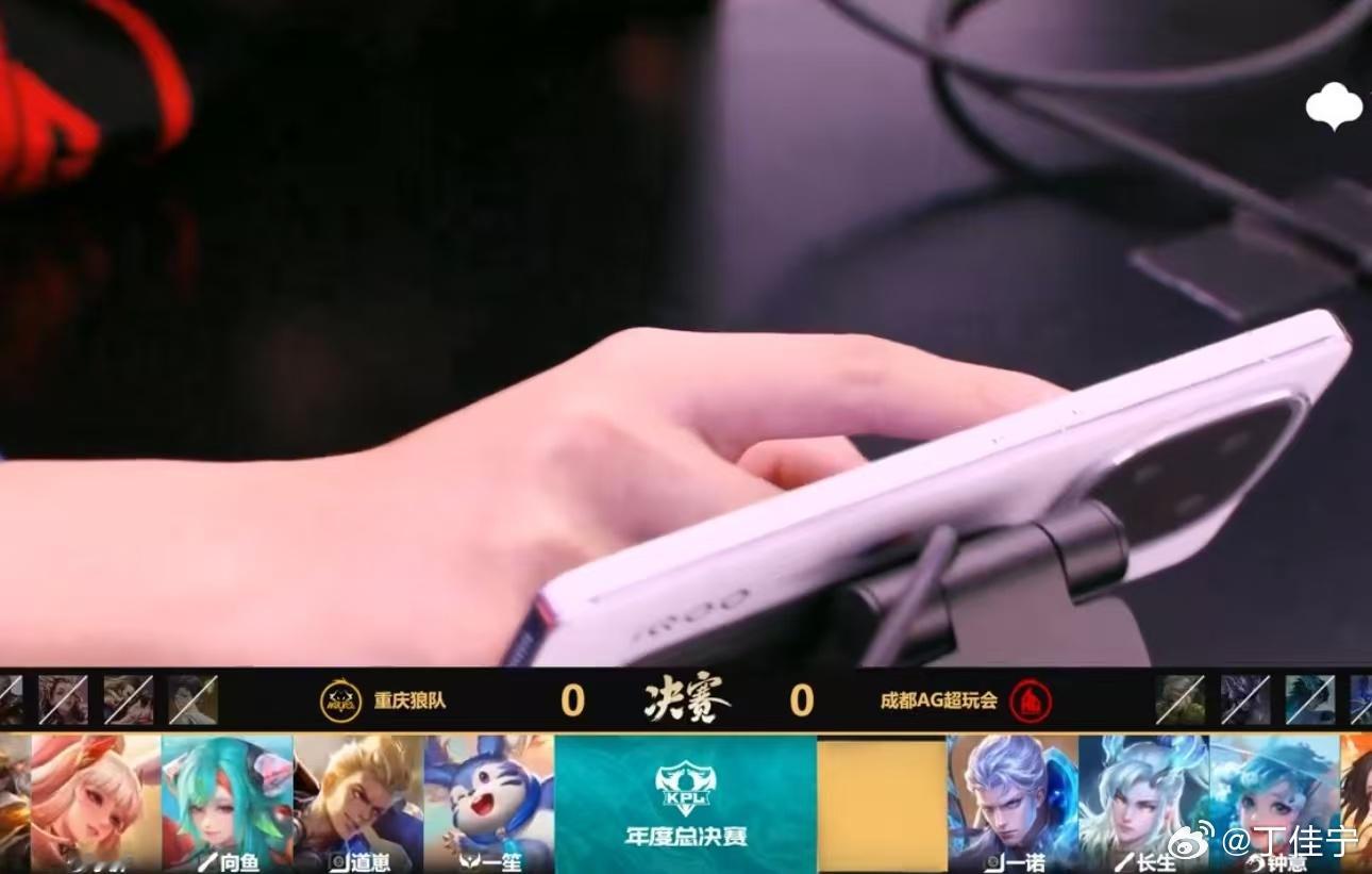 KPL选手决赛装备iQOO13  作为资深王者荣耀玩家，虽然自己水平菜，但是每年