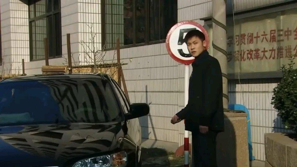 民国21年，杭州石塔儿头发生了一起离奇出租屋命案。在西湖断桥往北不到300米处，