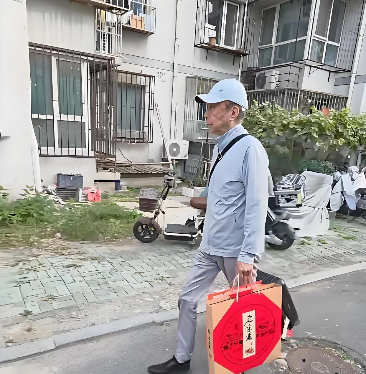 冯巩与姐姐在大哥家过中秋节，父母不在了，兄弟姐妹却感情依旧

冯巩中秋回津：哥姐