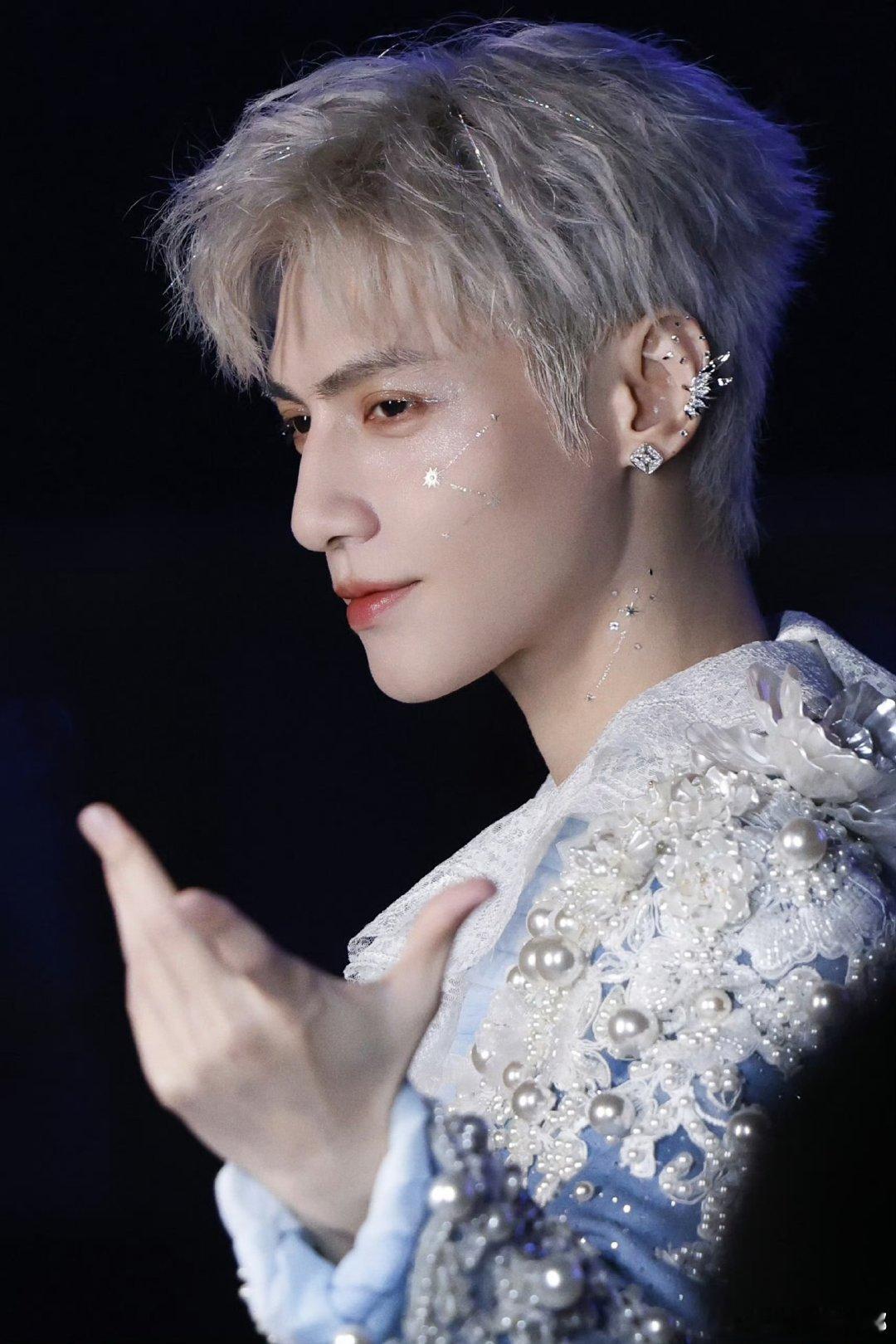 罗云熙高空开场唱功好稳威亚是罗云熙的舒适区 威亚对罗云熙来说真的是舒适区！化身绝