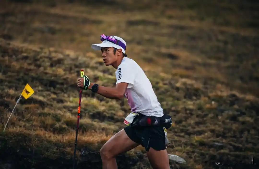 65个小时，
狂奔336km夺冠的中国小伙，
被人认出来了，
有网友说他……
之