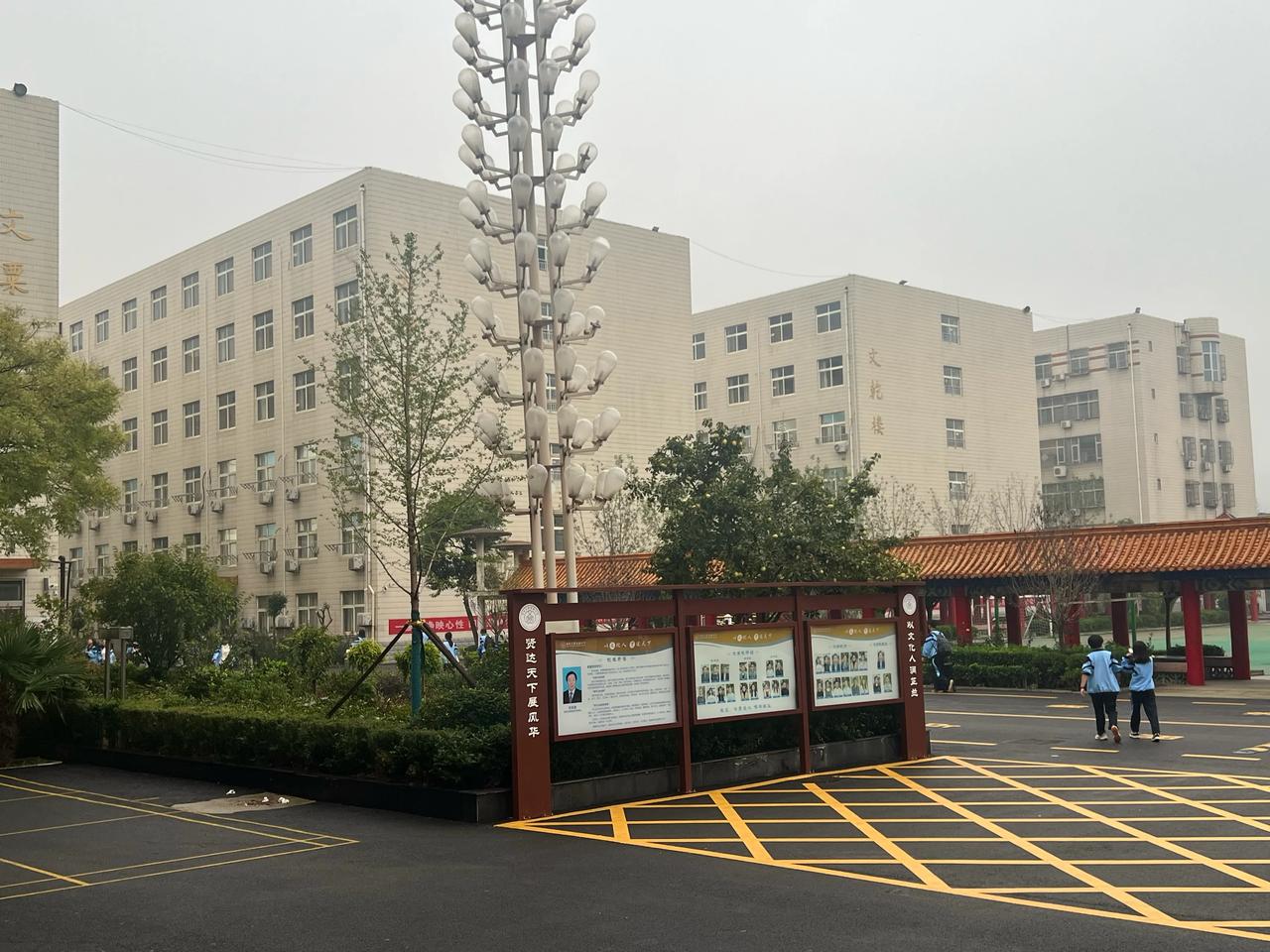 昨天晚上，巡视教学楼。
路过某教室门口，透过门上的玻璃窗，又见到了那个熟悉的身影