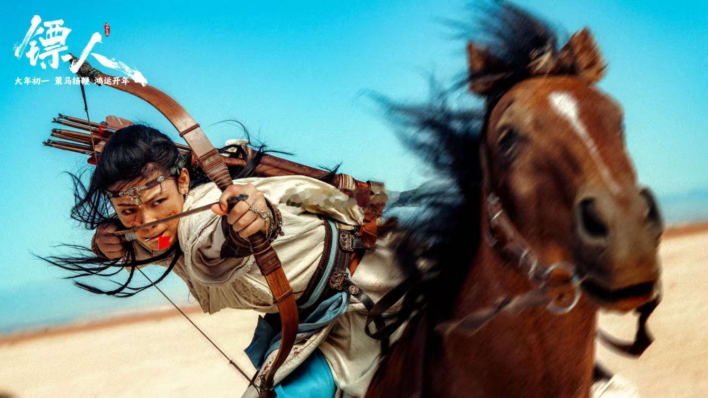 镖人群像每一格都有故事感 袁和平执导的武侠大片镖人江湖版全阵容海报上线，大漠风沙