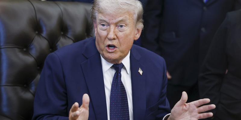 “我认为乌克兰已战败，”特朗普可能把乌克兰和伊朗搞混了 。
然而特朗普的胡话立即