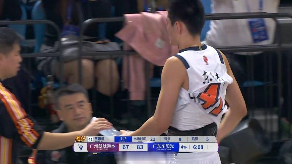 燃尽了，老练又稚嫩的王洪泽，还需要更多比赛来充实自己。今天上场21分钟，贡献9分