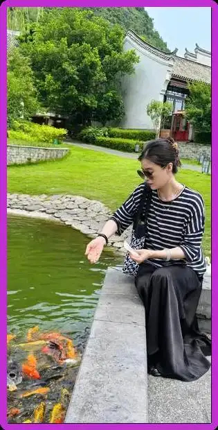 40岁蒋欣国庆出游照流出，轻松苗条太美了，穿搭舒服网友看傻眼 