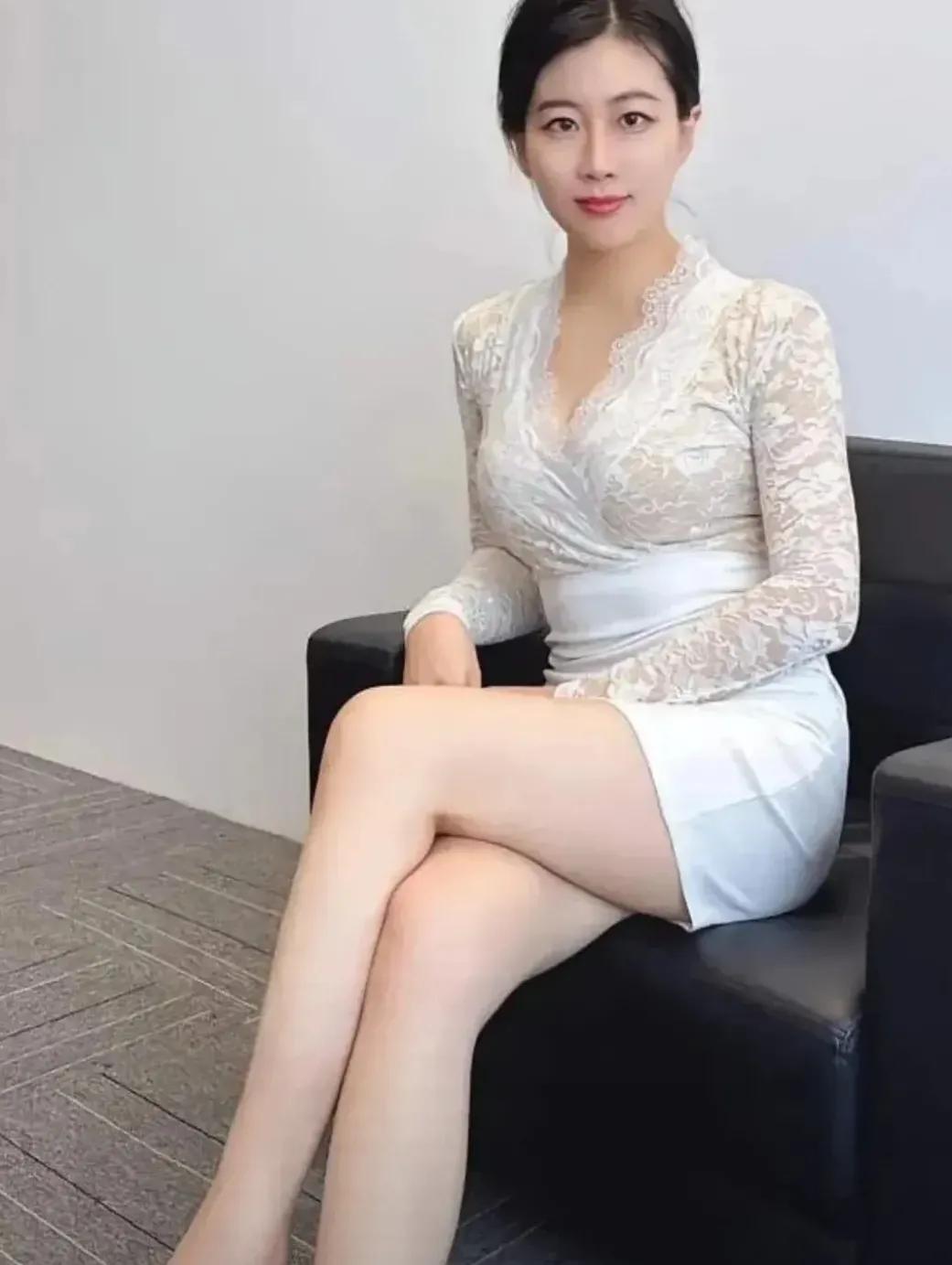 李总拥有了一家颇具规模的公司，而他的秘书小王，更是公司的一道亮丽风景。一日，李总